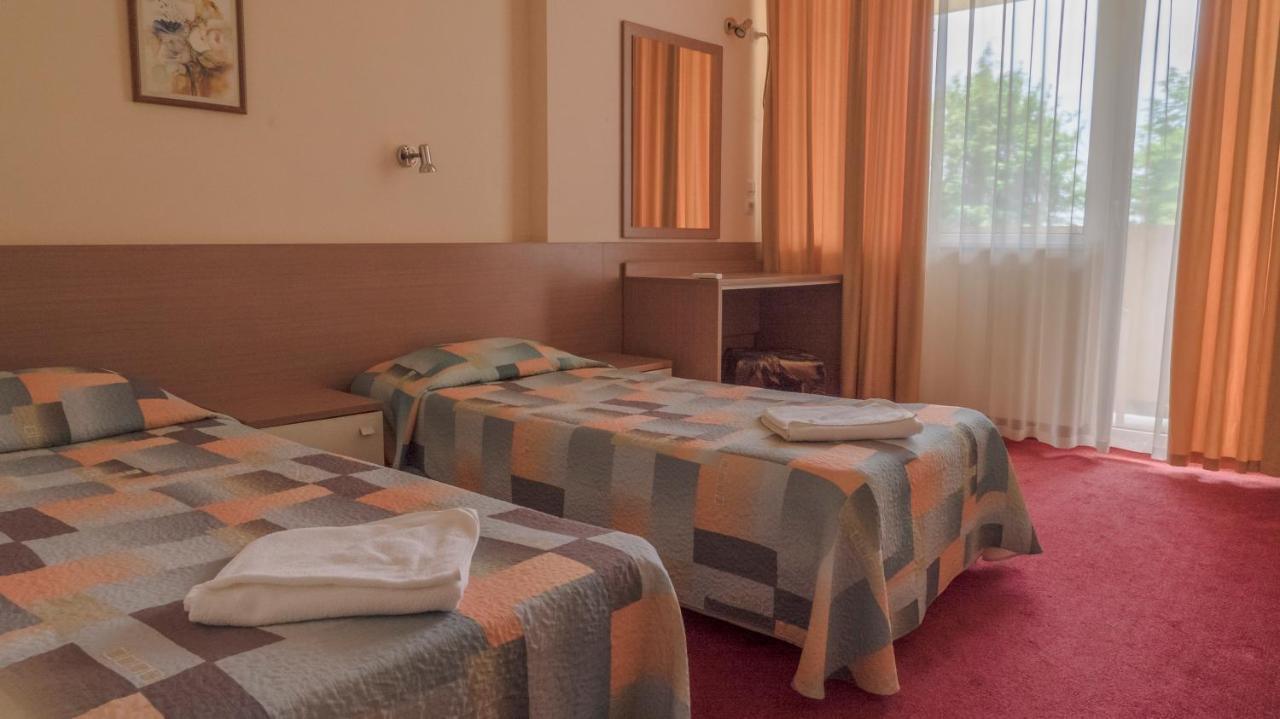 Park Hotel Persey Warna Exterior foto