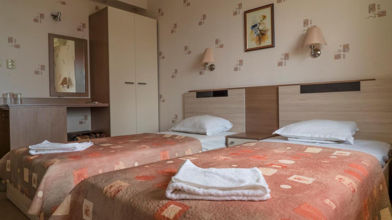 Park Hotel Persey Warna Exterior foto