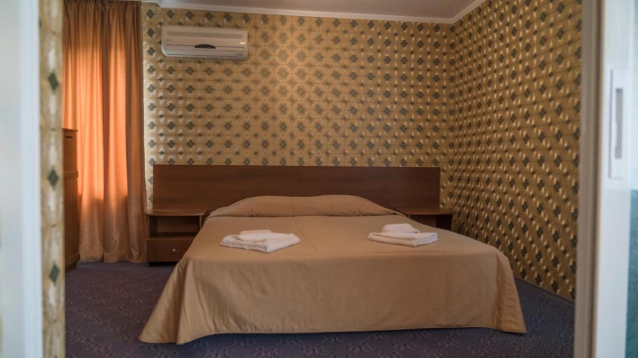 Park Hotel Persey Warna Exterior foto