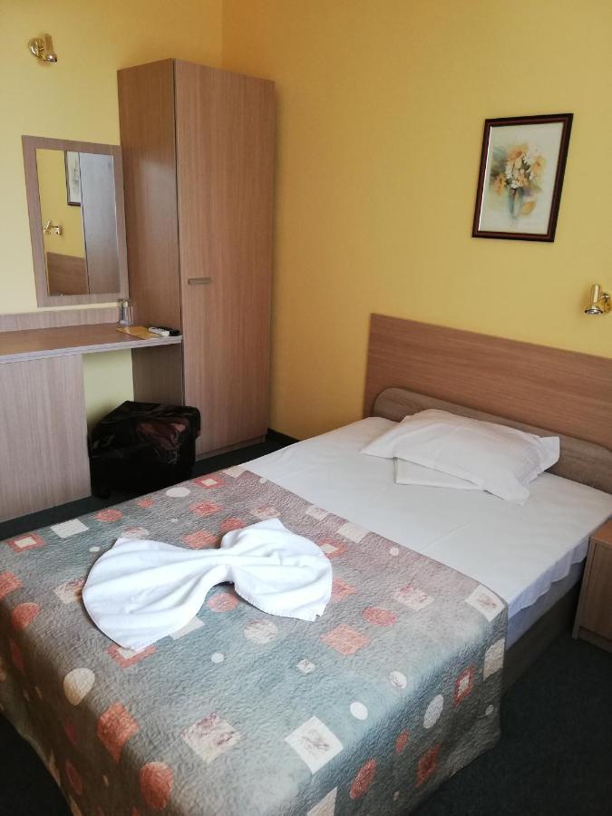 Park Hotel Persey Warna Exterior foto